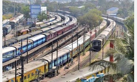 ரயில்களில் டிக்கெட் இல்லாமல் பயணம்: ஓராண்டில் 4.02 லட்சம் பேரிடம் ரூ.16.33 கோடி அபராதம் வசூல்