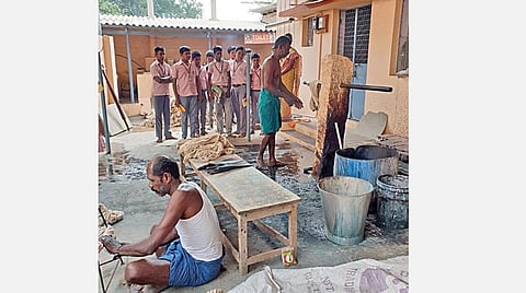 மேல்மங்கலம் காதி பொருட்கள் தயாரிப்பு மையத்தில் தயாரிப்பு பணிகளை ஆர்வத்தோடு பார்வையிடும் பள்ளி மாணவர்கள் .