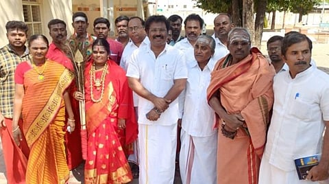 பழநி கோயில் கும்பாபிஷேகத்தை தமிழில் நடத்த வலியுறுத்துவது குறித்து ஆலோசனை நடத்திய திரைப்பட இயக்குநர் கவுதமன்.