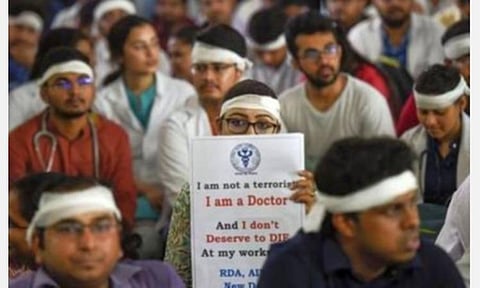 பணியிடமாற்றம் செய்து பழிவாங்குவதா?- தமிழகம் முழுவதும் அரசு டாக்டர்கள் மீண்டும் போராட்டம் நடத்த முடிவு: கோரிக்கைகளை நிறைவேற்ற வலியுறுத்தல்