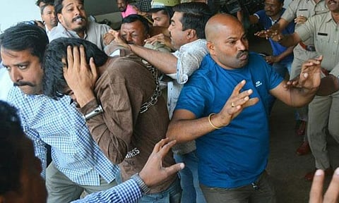 பாகிஸ்தானுக்கு ஆதரவாக கோஷம் எழுப்பிய காஷ்மீர் மாணவர்கள் 3 பேர் தேசத் துரோக வழக்கில் கைது: நீதிமன்ற வளாகத்தில் இந்துத்துவ அமைப்பினர் தாக்கியதால் பரபரப்பு