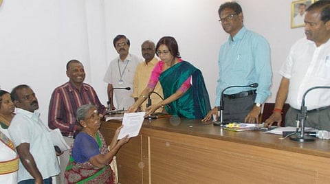 மீட்கப்பட்ட சொத்து, காளியம்மாளுக்கு பெயர் மாற்றம் செய்யப்பட்டதற்கான உத்தரவை வழங்குகிறார் ஆட்சியர் பி.உமா மகேஸ்வரி.