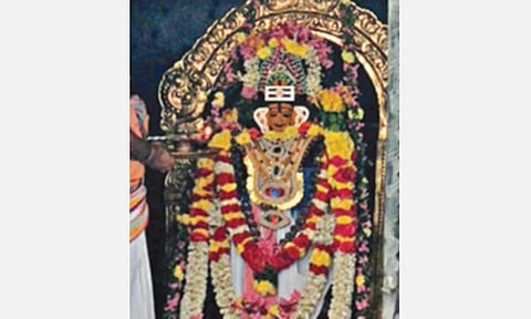 சிறப்பு அலங்காரத்தில் பக்தர்களுக்கு அருள்பாலித்த ஜுரஹரேஸ்வரர்.