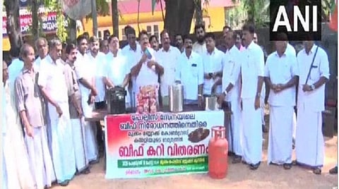 கேரளாவில் பயிற்சி காவலர்களுக்கான உணவில் 'பீஃப்' நிறுத்தமா?- காவல் நிலையத்துக்கு வெளியே காங்., தொண்டர்கள் நூதனப் போராட்டம்