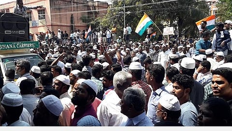 குடியுரிமை சட்டத்தை எதிர்த்து திண்டுக்கல் மாவட்ட ஆட்சியர் அலுவலகத்தை முற்றுகையிட்ட முஸ்லிம்கள்.