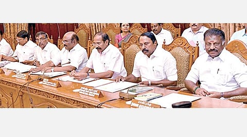 முதல்வர் பழனிசாமி தலைமையில் சென்னை தலைமைச்செயலகத்தில் அமைச்சரவை கூட்டம் நேற்று நடைபெற்றது. துணை முதல்வர் ஓபிஎஸ். உள்ளிட்ட அமைச்சர்கள் கலந்து கொண்டனர்.