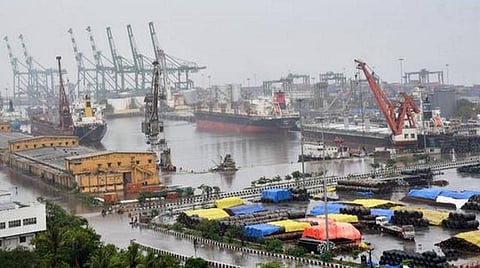 வைரஸ் அறிகுறிகளுடன் சென்னை துறைமுகம் வந்த 2 சீனர்களுக்கு கோவிட்-19 காய்ச்சல் இல்லை- மருத்துவ பரிசோதனையில் உறுதி செய்யப்பட்டது