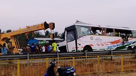 விபத்து நிகழ்ந்த இடத்தில் தொடரும் மீட்புப் பணி.