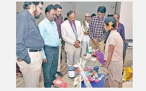 மதுரை மாநகராட்சி பள்ளி மாணவிகள் தயாரித்த கலைநயமிக்க பொருட்கள் கண்காட்சி மதுரை மடீட்சியா அரங்கில் நடந்தது. இக்கண்காட்சியை தமிழ்நாடு திறந்தநிலை பல்கலைக்கழக துணைவேந்தர் கே.பார்த்தசாரதி. மதுரை மாநகராட்சி ஆணையர் எஸ்.விசாகன் ஆகியோர் பார்வையிட்டனர்.
