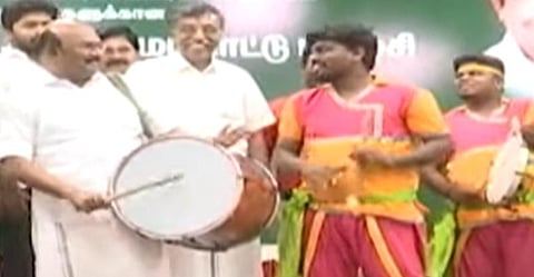 மேளம் இசைத்த அமைச்சர் ஜெயக்குமார்