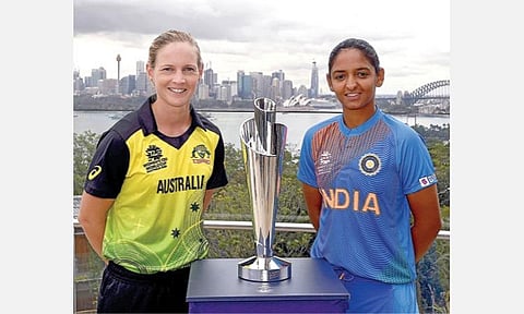 டி 20 உலகக் கோப்பை டிராபியுடன் உற்சாகமாக போஸ் கொடுத்த ஆஸ்திரேலிய அணியின் கேப்டன் மெக் லானிங், இந்திய அணியின் கேப்டன் ஹர்மான்பிரீத் கவுர்.