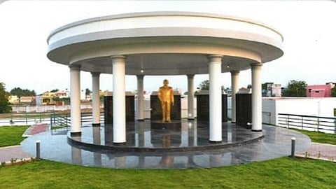 திருச்செந்தூரில் நாளை டாக்டர் பா.சிவந்தி ஆதித்தனார் மணிமண்டபம் திறப்பு விழா: முதல்வர் வருகையை ஒட்டி அதிமுகவினர் பிரம்மாண்ட ஏற்பாடு