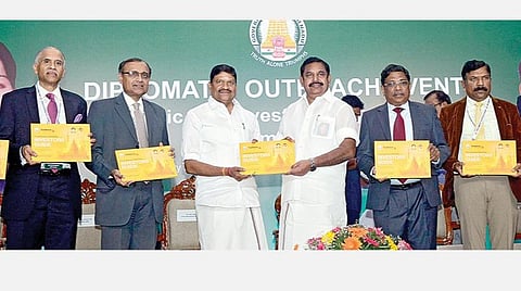 பொருளாதாரம், முதலீடு வாய்ப்புகள் தொடர்பான 2 நாள் ஆலோசனைக் கூட்டம் சென்னையில் நேற்று தொடங்கியது. இதில், ‘தமிழகத்தில் வர்த்தகம் புரிதல்’ என்ற முதலீட்டாளர்களுக்கான கையேட்டை முதல்வர் பழனிசாமி வெளியிட, தொழில் துறை அமைச்சர் எம்.சி.சம்பத் பெற்றுக்கொண்டார். உடன் தலைமைச் செயலாளர் க.சண்முகம், இந்திய வெளியுறவுத்துறையின் செயலாளர் திருமூர்த்தி, கூடுதல் செயலாளர் ஹரிஷ், என்ஐசிடிஐடி நிறுவன தலைமை செயல் அதிகாரி சஞ்சய் மூர்த்தி, தமிழக தொழில்துறை செயலர் என்.முருகானந்தம், தமிழ்நாடு தொழில் வழிகாட்டி - ஏற்றுமதி மேம்பாட்டு நிறுவனத்தின் மேலாண்மை இயக்குநர் நீரஜ் மித்தல், டிட்கோ நிறுவனத்தின் தலைவர் காகர்லா உஷா மற்றும் அரசு உயர் அலுவலர்கள் உள்ளனர்.படம்: க.பரத்