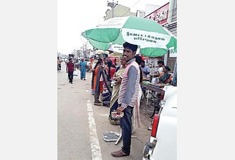 கள்ளக்குறிச்சி வட்டாட்சியர் அலுவலக பகுதியில் செயல்படும் நடமாடும் ஆரோக்கிய ஆலோசனை மையம்.