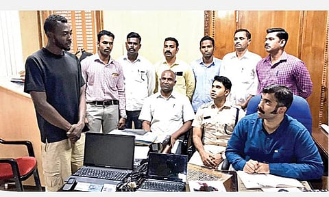 ஏடிஎம் மோசடி தொடர்பாக நைஜீரிய இளைஞரிடம் விசாரிக்கும் புதுச்சேரி எஸ்எஸ்பி ராகுல் அல்வால்