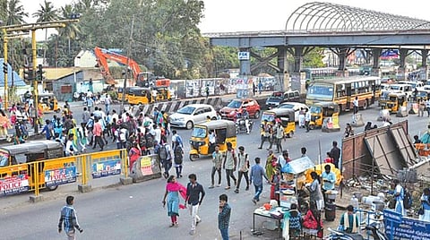 தாம்பரம் ஜிஎஸ்டி சாலையில் உள்ள பேருந்து நிலையத்தில் இருந்து ரயில் நிலையத்துக்கு பயணிகள் செல்லும் வகையில் நடை மேம்பாலம் அமைக்கப்படுகிறது. இப்பணி மந்தகதியில் நடைபெற்று வருகிறது. இதனால் ஜிஎஸ்டி சாலையை பொதுமக்கள் ஆபத்தான நிலையில் கடந்து செல்கின்றனர். எனவே மேம்பாலப் பணியை விரைந்து முடித்து பொதுமக்கள் பயன்பாட்டுக்கு திறக்க வேண்டும் என்று அப்பகுதி மக்கள் கோரிக்கை விடுத்துள்ளனர். படம்: எம்.முத்துகணேஷ்