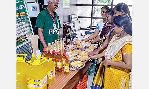 சென்னை சேப்பாக்கத்தில் உள்ள வேளாண் இயக்குநர் அலுவலகத்தில் விற்கப்படும் உழவர் உற்பத்தி பொருட்கள்.