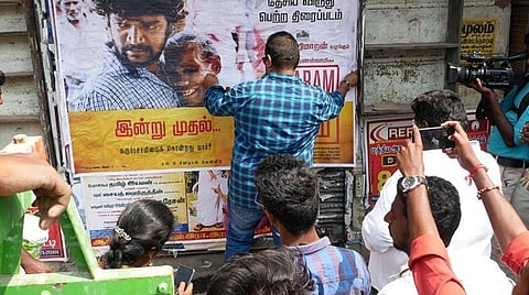 'பாரம்' படத்துக்காக போஸ்டர் ஒட்டும் மிஷ்கின்
