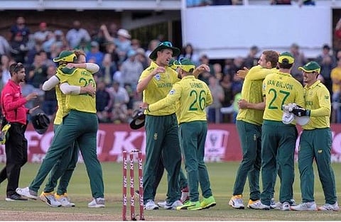 குவிண்டன் டி காக் காட்டடி, பவுலர்கள் அபாரம்; வார்னர் 67 நாட் அவுட் வீண்: தென் ஆப்பிரிக்கா அபார வெற்றி