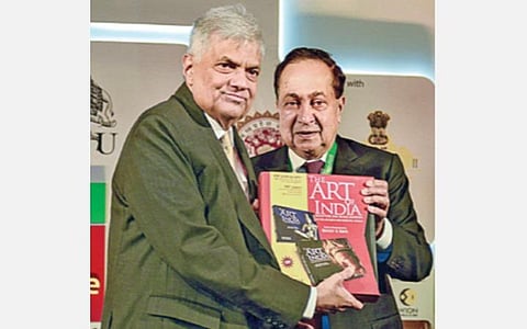 பெங்களூருவில் நேற்று நடைபெற்ற ‘தி ஹடில்' நிகழ்ச்சியில் இலங்கை முன்னாள் பிரதமர் ரணில் விக்ரமசிங்க, தி இந்து குழுமத் தலைவர் என்.ராம் பங்கேற்றனர். படம்: பிடிஐ