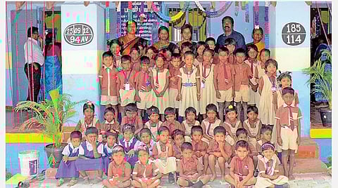 சிவகங்கை அருகே மல்லாக்கோட்டை ஊராட்சி ஒன்றிய தொடக்கப் பள்ளி மாணவ, மாணவிகள்.