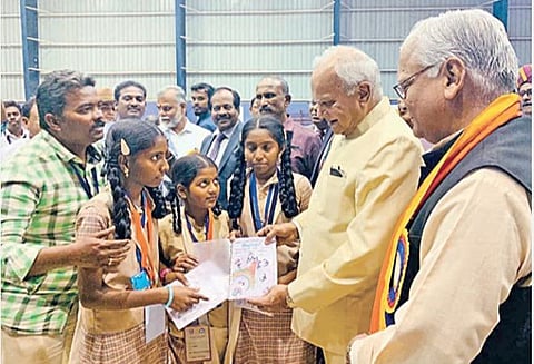 திருச்சி தேசிய கல்லூரியில் நடைபெற்ற கல்வி அறிவின் திருவிழாவில், சற்குணேஸ்வரபுரம் ஊராட்சி ஒன்றிய நடுநிலைப்பள்ளி மாணவிகளுக்கு சான்றிதழ் வழங்கி பாராட்டுகிறார் ஆளுநர் பன்வாரிலால் புரோஹித்.