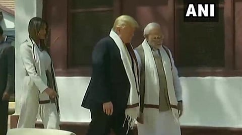 சபர்மதி ஆசிரமத்துக்கு அதிபர் ட்ரம்ப், மெலானியா ட்ரம்ப்பை அழைத்துச் செல்லும் பிரதமர் மோடி: படம் | ஏஎன்ஐ.