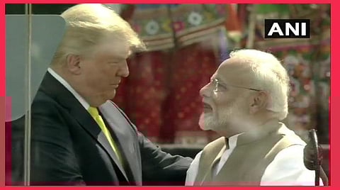 அகமதாபாத் வந்துள்ள அதிபர் ட்ரம்ப்புடன், பிரதமர் மோடி உரையாடும் காட்சி : படம் | ஏஎன்ஐ.