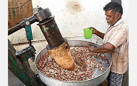 செக்கு எண்ணெய்க்கு பஸ்ஸில் தனி டிக்கெட் எடுக்க வேண்டுமா?