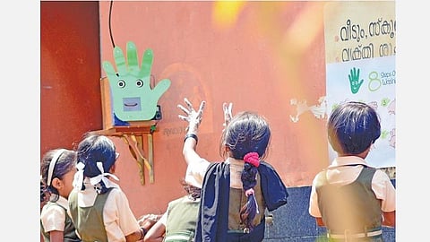 மொழிபெயர்ப்பு: சுகாதாரத்தை பின்பற்ற பள்ளிகளில் ‘பெப்பே ரோபோ’