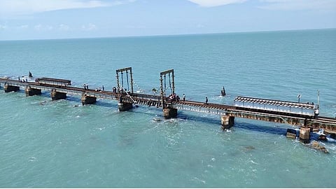 பாம்பன் பாலம் ஐந்தாவது கட்ட கர்டர்கள் மாற்றும் பணி விரைவில் நிறைவு: ரயில்வே அதிகாரிகள் தகவல்