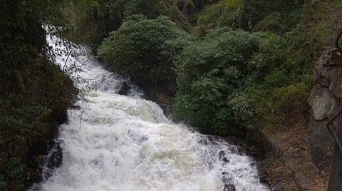 முல்லைப் பெரியாறு அணையில் இருந்து இரைச்சல் பாலம் வழியே வெளியேறி வரும் நீர்