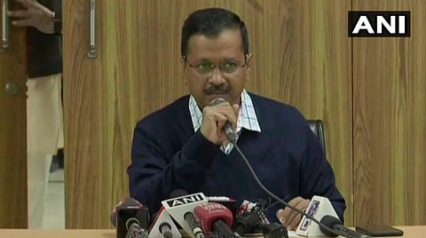 டெல்லி முதல்வர் அரவிந்த் கேஜ்ரிவால் நிருபர்களுக்குப் பேட்டி அளித்த காட்சி : படம் | ஏஎன்ஐ.