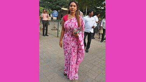 சமூக வலைதளங்களில் அவதூறு: நடிகை ஸ்ரீ ரெட்டி காவல் ஆணையரிடம் புகார்