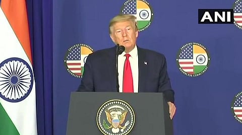 அமெரிக்க அதிபர் ட்ரம்ப் நிருபர்களுக்கு பேட்டி அளித் காட்சி : படம் |ஏஎன்ஐ.