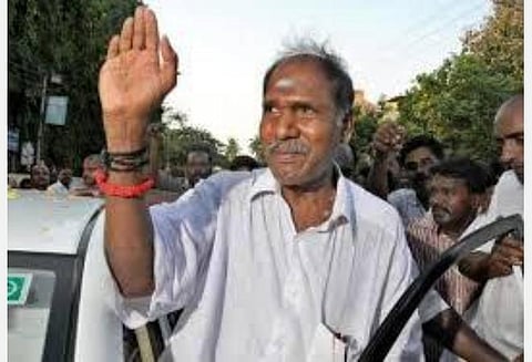 வெங்கய்ய நாயுடுவை வரவேற்க விமான நிலையம் சென்ற ரங்கசாமியை சோதனை செய்ய முயன்ற போலீஸ்: புறக்கணித்த என்.ஆர்.காங்கிரஸ்