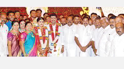 தஞ்சாவூரில் நேற்று நடைபெற்ற அதிமுக துணை ஒருங்கிணைப்பாளரும், மாநிலங்களவை உறுப்பினருமான ஆர்.வைத்திலிங்கம் இல்லத் திருமண விழாவில் பங்கேற்று மணமக்களை வாழ்த்திய தமிழக முதல்வர் எடப்பாடி கே.பழனிசாமி, துணை முதல்வர் ஓ.பன்னீர்செல்வம் மற்றும் அமைச்சர்கள் உள்ளிட்டோர்.