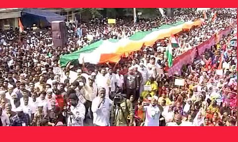 18 வயதுக்கு உட்பட்டவர்கள் போராட்டத்தில் ஈடுபடக் கூடாதா? - வழக்குத் தொடுத்தவரே விளக்கம் அளிக்க உயர் நீதிமன்றம் உத்தரவு