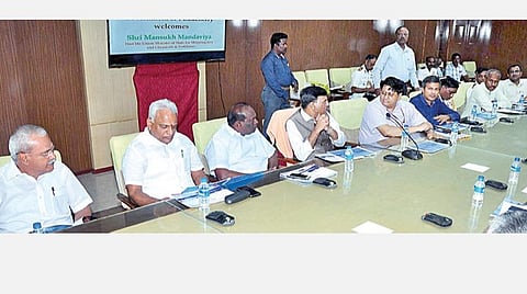 காரைக்காலில் இருந்து இலங்கைக்கு பயணிகள் கப்பல் போக்குவரத்து தொடங்குவது தொடர்பாக புதுச்சேரியில் நடந்த கூட்டத்தில் மத்திய இணையமைச்சர் மன்சுக் மாண்டவியா பேசினார். உடன் புதுச்சேரி அமைச்சர்கள் கந்தசாமி,மல்லாடிகிருஷ்ணாராவ், வைத்திலிங்கம் எம்.பி.