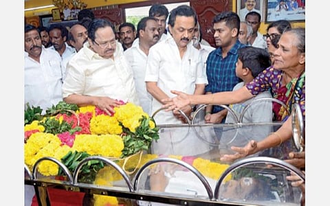 மறைந்த திமுக எம்எல்ஏ கே.பி.பி.சாமியின் உடலுக்கு திமுக தலைவர் மு.க.ஸ்டாலின் உள்ளிட்ட நிர்வாகிகள் மாலை அணிவித்து அஞ்சலி செலுத்தி, குடும்பத்தினருக்கு ஆறுதல் கூறினர்.
