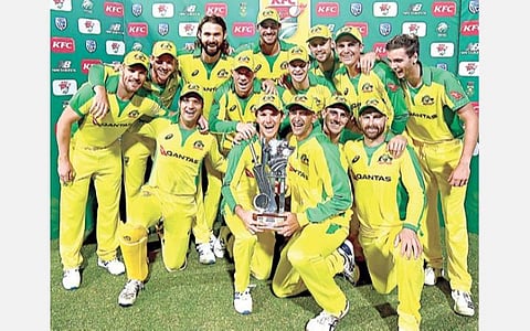 தென் ஆப்பிரிக்க அணிக்கு எதிரான டி 20 கிரிக்கெட் தொடரை வென்ற ஆஸ்திரேலிய அணியினர் கோப்பையுடன் கொடுத்த உற்சாக போஸ்.