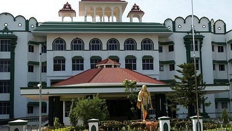 கரூர் அமராவதி பழைய பாலத்தை போக்குவரத்துக்கு திறக்கக்கோரி வழக்கு: மாவட்ட ஆட்சியர் பதிலளிக்க உத்தரவு