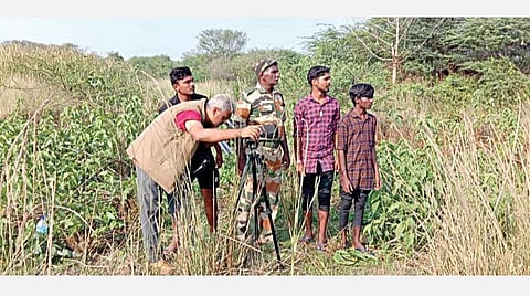 திருவாரூர் மாவட்டம் வடுவூர் பறவைகள் சரணாலயத்தில் நேற்று பறவைகள் கணக்கெடுப்பில் ஈடுபட்ட விஞ்ஞானி ஏ.குமரகுரு மற்றும் தன்னார்வலர்கள்.