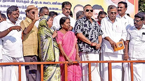 குடியுரிமைச் சட்டத்துக்கு ஆதரவாக சென்னை சேப்பாக்கம் விருந்தினர் மாளிகை அருகே பாஜகவினர் நேற்று பேரணி நடத்தினர். இதில், பாஜக மூத்த தலைவர் இல.கணேசன், மாநிலப் பொதுச்செயலாளர் கே.எஸ்.நரேந்திரன், சென்னை கோட்ட பொறுப்பாளர் சக்கரவர்த்தி, ஜெய்சங்கர், நடிகர் ராதாரவி, முஸ்லிம் ராஷ்ட்ரீய மஞ்ச் அமைப்பின் தமிழகத் தலைவர் பாத்திமா அலி உள்ளிட்டோர் பங்கேற்றனர்.