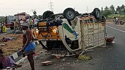 கார் மோதியதில் கவிழ்ந்த சரக்கு வேன்