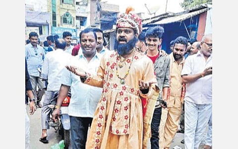 ஆந்திராவின் கடப்பா மாவட்டம், ரயில்வே கோடூருவில் துக்ளக் வேடத்தில் வலம் வந்த நரசிம்ம பிரசாத்.