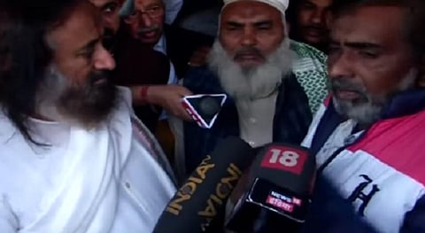 டெல்லியில் கலவரத்தால் பாதிக்கப்பட்ட மக்களை சந்திந்துப் பேசும் வாழும் கலை ரவிசங்கர்.