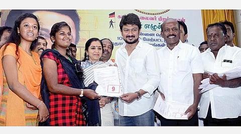 திமுக தலைவர் மு.க.ஸ்டாலின் பிறந்தநாளை முன்னிட்டு சென்னை சைதாப்பேட்டையில் நேற்று வேலைவாய்ப்பு முகாம் நடைபெற்றது. இதில் தனியார் நிறுவனங்கள் சார்பில் வேலைக்கு தேர்வு செய்யப்பட்டவர்களுக்கு பணி நியமன ஆணைகளை திமுக இளைஞர் அணி செயலாளர் உதயநிதி ஸ்டாலின் வழங்கினார். அருகில் சென்னை தெற்கு மாவட்டச் செயலாளர் மா.சுப்பிரமணியன், தமிழச்சி தங்கபாண்டியன் எம்.பி. உள்ளிட்டோர்.