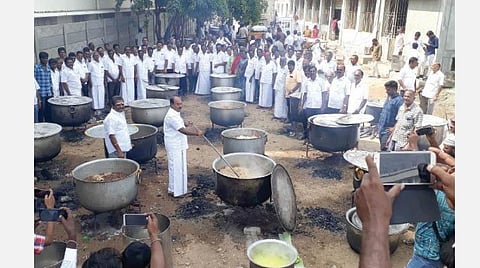 ஹாட் லீக்ஸ்: அன்னதானமா பிரியாணியா? - அதிமுக அதகளம்!