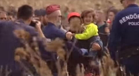 ஹங்கேரிக்குள் நுழையும் அகதிகளை தடுத்து நிறுத்தும் போலீஸார்